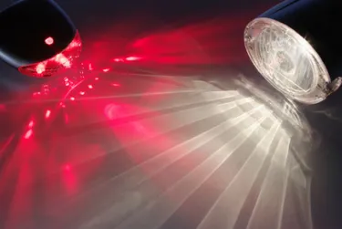 E-Bike und Pedelec im Winter fahren: Das Bild zeigt LED-Rücklichter und -Frontscheinwerfer mit Standlicht