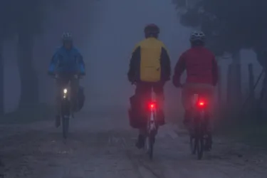 E-Bike und Pedelec im Winter fahren: Das Bild zeigt Fahrräder, die in der Dämmerung fahren und gut beleuchtet sind.