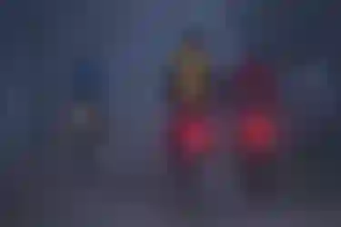 E-Bike und Pedelec im Winter fahren: Das Bild zeigt Fahrräder, die in der Dämmerung fahren und gut beleuchtet sind.