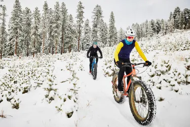 E-Bike und Pedelec im Winter fahren: Das Bild zeigt ein Fahrrad, das spezielle Winterreifen und somit optimalen Halt hat.