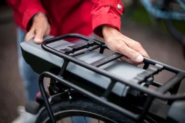 E-Bike-Akkus sollten im Winter warm gelagert werden.