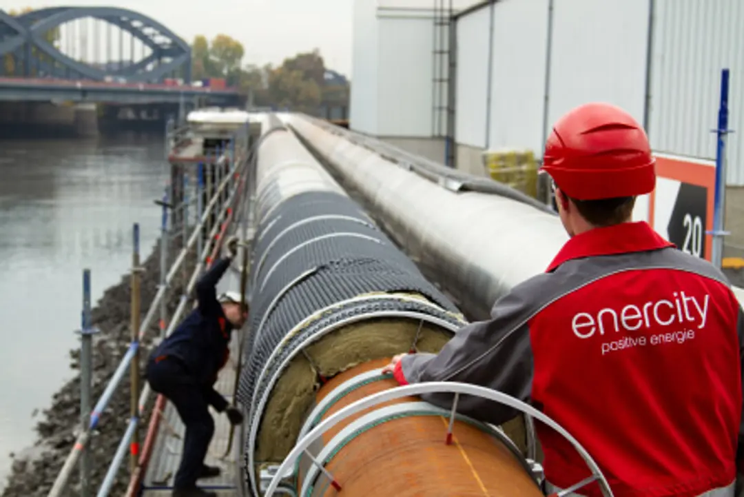 Gedämmtes Rohrsystem für Fernwärme Das Bild zeigt einen enercity Mitarbeiter, der das gedämmte Rohrsystem für Fernwärme begutachtet.