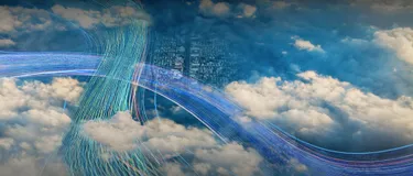 Fakten über Glasfaser: Das Bild zeigt die Luftaufnahme einer großen Stadt mit visualisierten Glasfaserstreifen am Himmel.