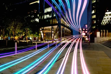 Lichtwellenleiter: Das Bild zeigt eine Visualisierung von Lichtleitern in einer Stadt bei Nacht.