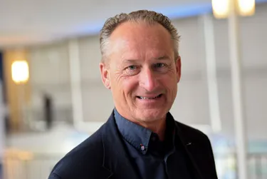 Solarenergie-Fakten: Einsamer Rekord - Alleinflug im Solarflieger. Das Bild zeigt ein Portrait des Schweizers André Borschberger