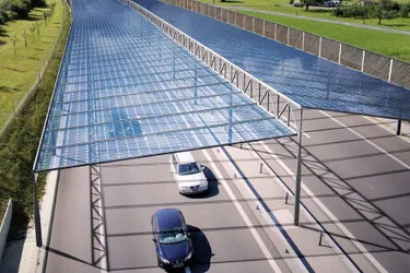 Solarenergie-Fakten: Solarautobahnen für grünen Strom. Das Bild zeigt eine Autobahn mit Solarzellen-Überdachung.