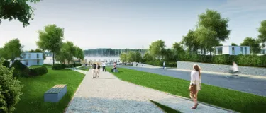 Nachhaltigkeit. Dieses Bild zeigt einen Fußgängerweg umgeben von Natur, auf dem ein paar Menschen spazieren gehen. In der Nähe sieht man ein Gewässer mit Bootsanlegeplätzen.