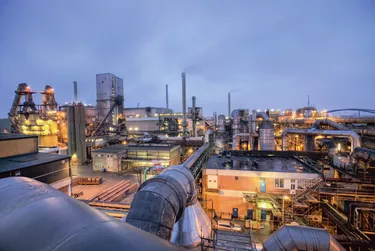 Fernwärme - umweltfreundlich und effizient: Das Bild zeigt die Kupferproduktion in der Hamburger HafenCity bei Nacht.