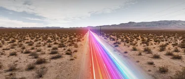 Die Fortbewegung der Zukunft: Das Bild zeigt einen Highway in der Wüste mit Lichtstrahlen.