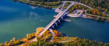 Das Bild zeigt ein Wasserkraftwerk.