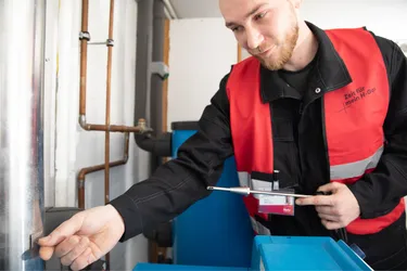 Ein Techniker stellt eine Heizungsanlage auf H Gas um