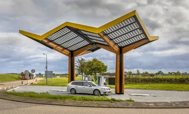 Sonnenstrom: Das Bild zeigt eine E-Auto-Ladestation, die durch Sonnenstrom gespeist wird.