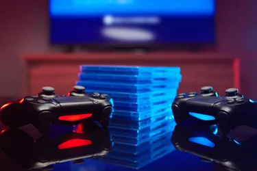 Physische Datenträger statt streamen: Das Bild zeigt zwei Controller und Spiele in physischer Form.