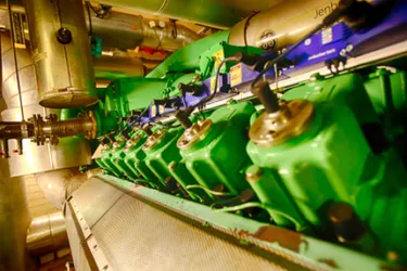 Das Bild zeigt das Innere eines Blockheizkraftwerks.