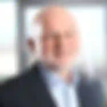 Das Bild zeigt ein Portrait von Geschäftsführer Dr. Manfred Schüle.