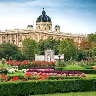 Die grünsten Städte der Welt: Wien, Österreich. Das Bild zeigt das Wiener Schloss und den Schlossgarten.