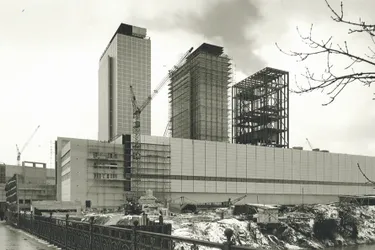 Alte schwarz-weiß Aufnahme des Heizkraftwerks in Linden, die den halbfertigen Bau zeigt. Der Bau begann 1959, im Jahr 1962 ging der erste Block des HKW ans Netz.