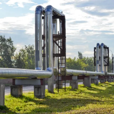 Fernwärme ist ein nachhaltiges Heizsystem. Das Bild zeigt große Versorgungsrohre einer Fernwärmeanlage.