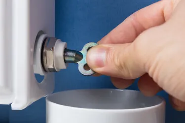 Nahaufnahme eines Entlüftungsschlüssels, den man zum Entlüften der Heizung braucht.