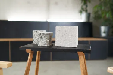 Das Bild zeigt einen kleinen Hocker mit verschiedenen Betonarten.