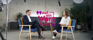 Prof. Dr.-Ing. Michael Haist und Tanja Requardt sitzen sich gegenüber. In der Mitte des Bildes befindet sich der Schriftzug "auf ein Wort mit".