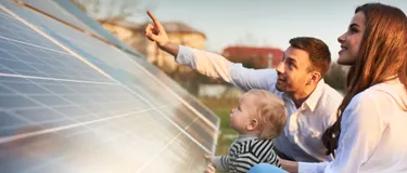 Familie schaut auf PV-Anlage