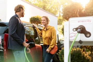 Ladesäulen und Wallboxen für zu Hause: Das Bild zeigt ein Paar vor einer enercity Ladesäule.