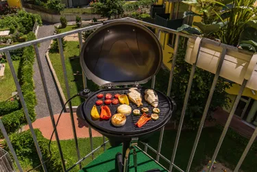 Das Bild zeigt einen Elektrogrill mit Fleisch. Gas- oder Elektrogrills sind umweltfreundlicher als Holzkohlegrills.