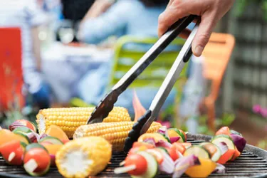Das Bild zeigt Gemüse, das auf dem Grill liegt. Gemüse zu grillen ist umweltfreundlicher als Fleisch zu grillen.