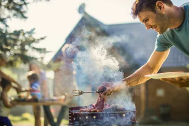 Das Bild zeigt einen Holzkohlegrill. Solche Grills verursachen klimaschädliches CO₂ sowie zahlreiche andere Schadstoffe.