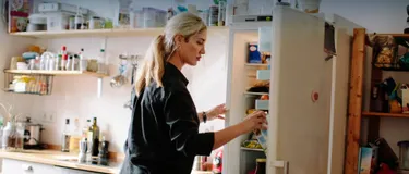 Mit Ordnung im Kühlschrank zu mehr Nachhaltigkeit und weniger Lebensmittelabfall. Das Bild zeigt eine Frau, die einen Kühlschrank einräumt.