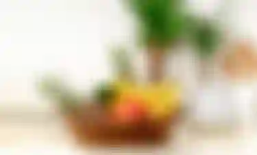Das Bild zeigt einen Obstkorb mit Südfrüchten wie Orangen, Zitronen, Mandarinen, Mangos, Ananas und Bananen sowie Kürbisse, Melonen, Kartoffeln, Tomaten. Diese Früchte mögen keine Kälte und sollten gar nicht im Kühlschrank gelagert werden.