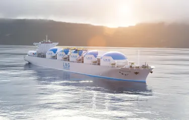 Ein aus der Vogelperspektive aufgenommenes Bild eines weiß-blauen LNG-Tankers mit fünf Flüssigerdgastanks.