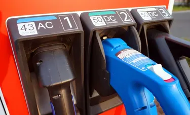 E-Autos Ladesäulentypen: Das Bild zeigt die Aufnahme einer enercity-Sharing-Ladesäule.