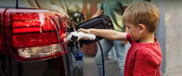 Junge läd Elektroauto