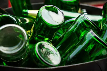 Klimaschutz und richtige Mülltrennung: Das Bild zeigt einen Altglasbehälter mit Altglas.