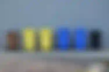 Klimaschutz und richtige Mülltrennung: Das Bild zeigt braune, gelbe, blaue und schwarze Mülltonnen.