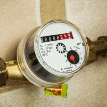 Wer sein Abwasser reduzieren möchte, kann sich einen separaten Wasserzähler für den Garten setzen lassen. Das Bild zeigt einen solchen Wasserzähler.