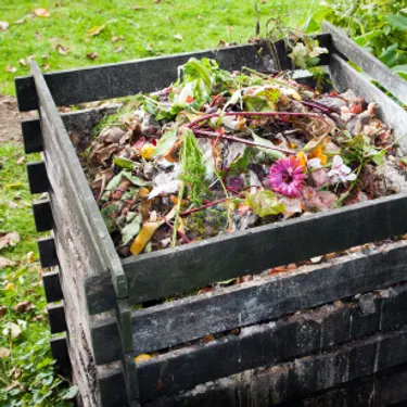 Wer nachhaltig gärtnern möchte, sollte seine eigene Komposterde nutzen. Das Bild zeigt einen Komposthaufen.