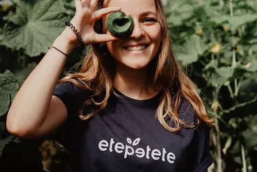 Obst- und Gemüsekisten von etepetete enthalten Obst, das nicht ganz der Norm entspricht. Das Bild zeigt eine junge Frau mit Obst in der Hand.