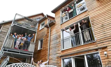 Wohnkonzepte der Zukunft: Das Bild zeigt Bewohner in einem modernen Mehrfamilienhaus.