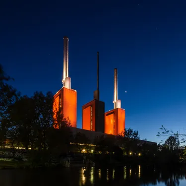 Orange Day 2020. Dieses Bild zeigt das Heizkraftwerk in Hannover, welches am Orange-Day orange angestrahlt wurde.