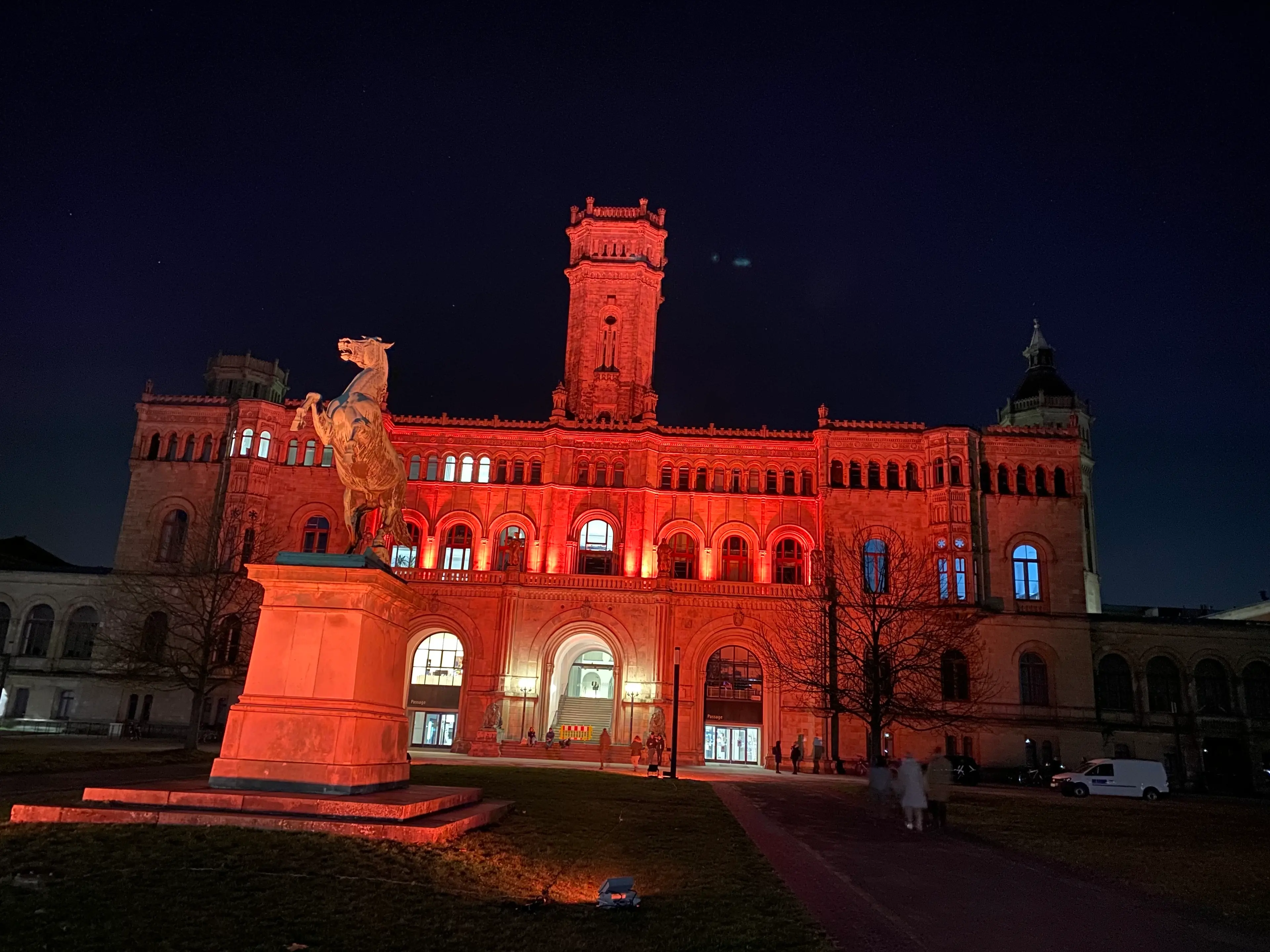 Dieses Bild zeigt die Leibniz Universität in Hannover, welche in orange angestrahlt wurde.