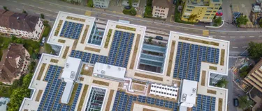 Das Bild zeigt PV auf dem Flachdach.