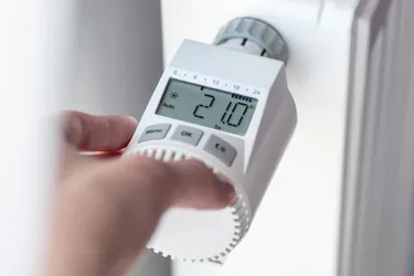 Das Bild zeigt ein programmierbares Heizthermostat. Sie lassen sich individuell programmieren und sparen so Heizkosten.