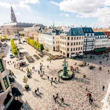 Kopenhagen. Dieses Bild zeigt einen Ausschnitt der Stadt Kopenhagen in Dänemark. Zu sehen ist ein Marktplatz mit Brunnen.