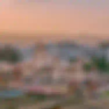 Pune. Dieses Bild zeigt einen Ausschnitt deer Stadt Pune in Indien. Im Hintergrund sind viele Hochhauser zu sehen und im Vordergrund ein größeres Gebäude.