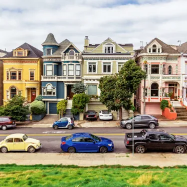 San Francisco. Dieses Bild zeigt eine Straße mit mehreren Häuser in San Francisco in Amerika.