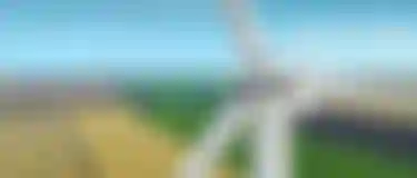 Windkraftanlagen. Dieses Bild zeigt drei Windräder auf verschiedenen Feldern. Eine im Vordergrund und zwei weitere im Hintergrund.