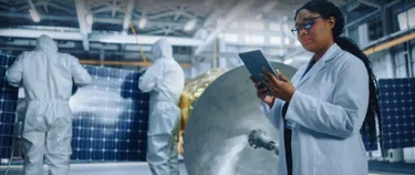 Wissenschaftler arbeiten an einem Satelliten mit Solartechnologie.